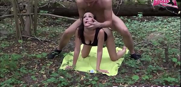  Schlanke dünne deutsche amateur teen fickt outdoor im Wald im stehen